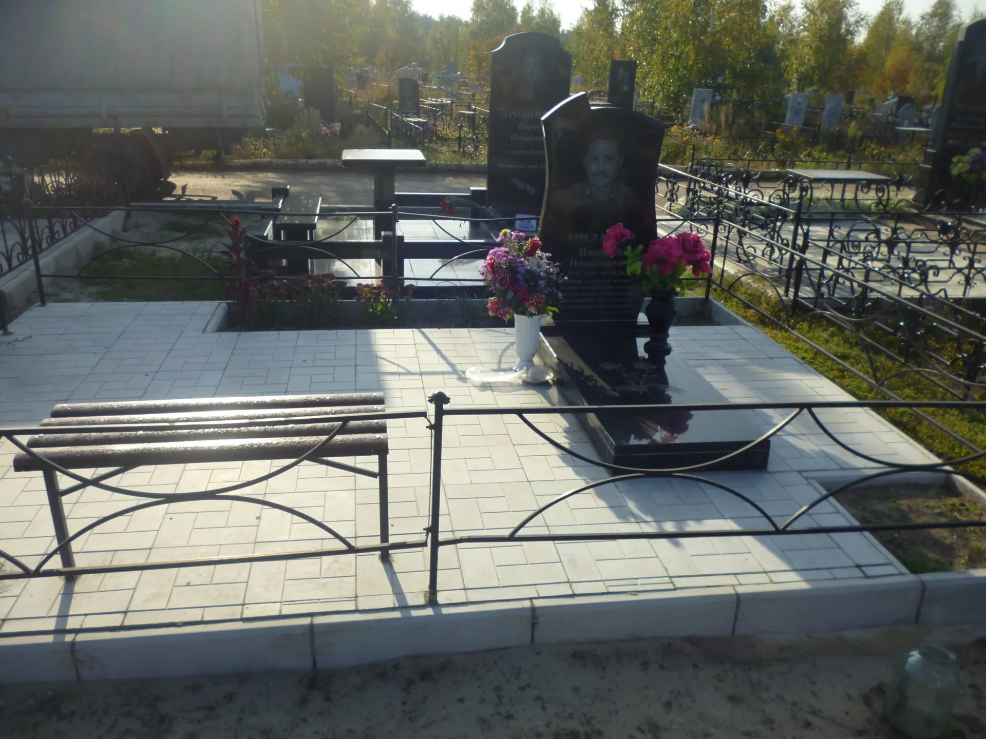 Укладка плитки с цветником