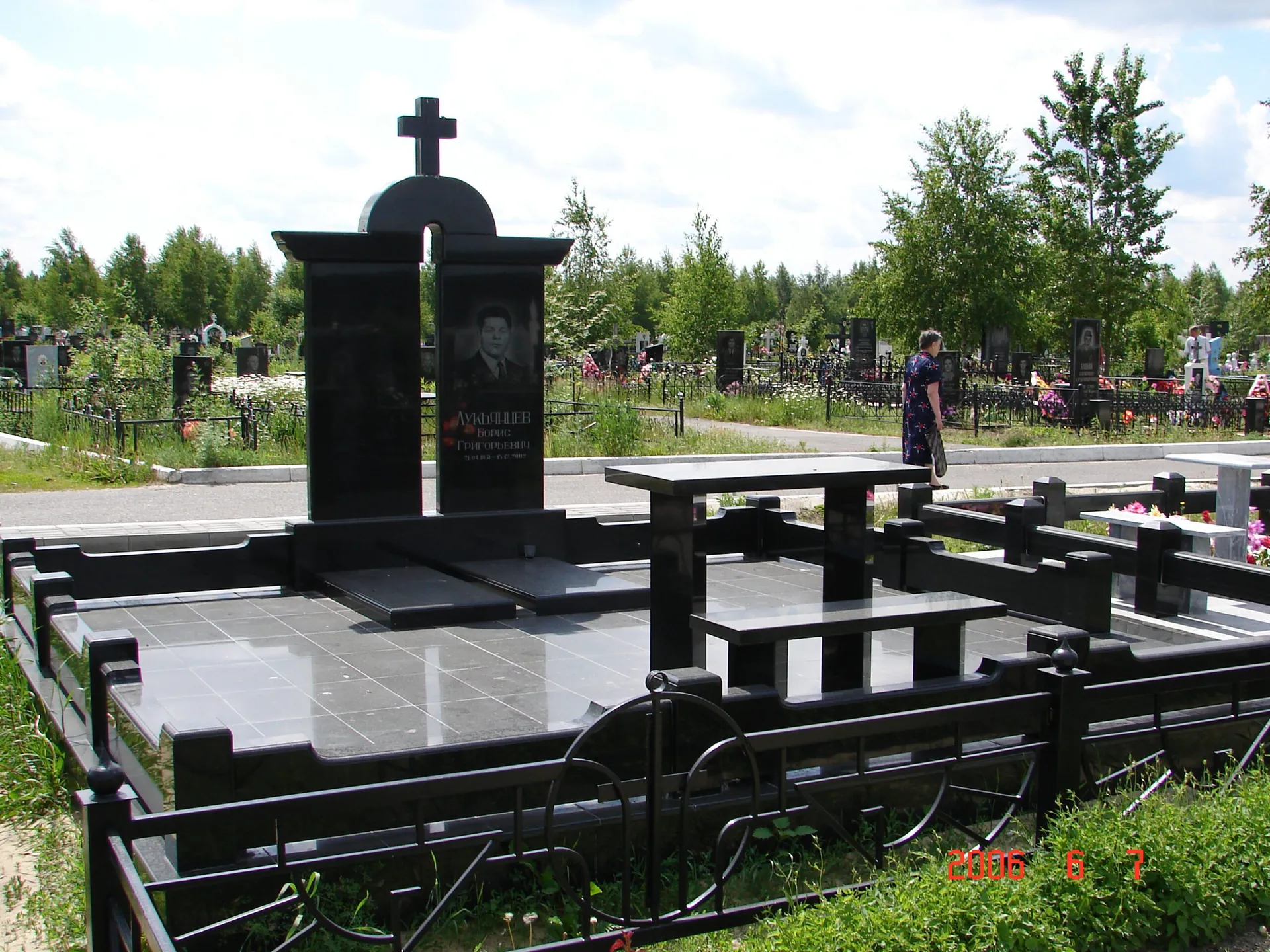 Памятник с ангелом